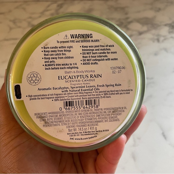Bath & Body Works Eucalyptus Rain candle 14.5 oz - Picture 4 of 5